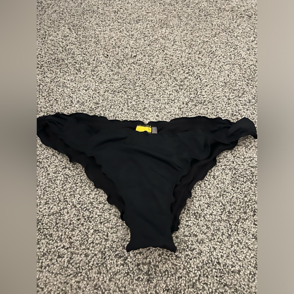 Black LA Hearts size large bikini bottoms